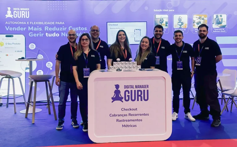 pessoas no stand da Guru em Marketing Masters