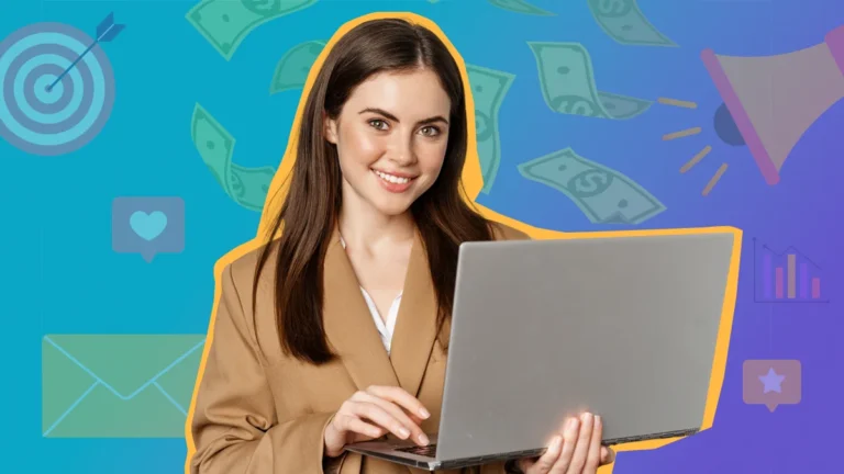 mulher segurando computador com varios itens de marketing de fundo e dinheiro