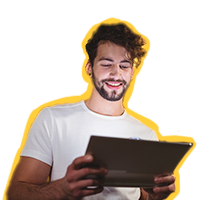 homem olhando para tablet