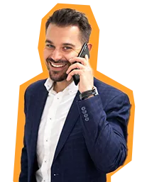 homem sorrindo falando no telefone