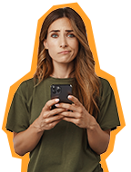 Mulher confusa segurando celular preto