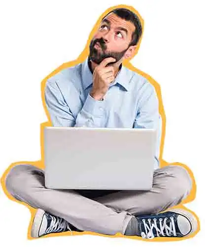 homem com computador e com cara de duvida