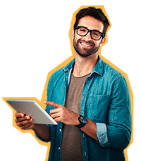 homem segurando tablet